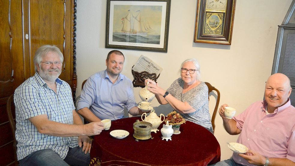 Elke Christenhuis, Neuzugang der Theatergruppe Fehntheater, schenkt (von links) Hinrich Heselmeyer, Markus Neumann und Harms Evers einen Tee ein. Foto: Weers