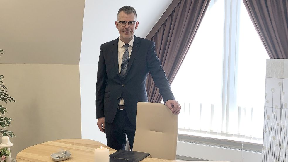 Helmut ter Hazeborg im Trauzimmer der Gemeinde Westoverledingen. Er hat insgesamt 1000 Paare verheiratet. Foto: Gemeinde Westoverledingen
