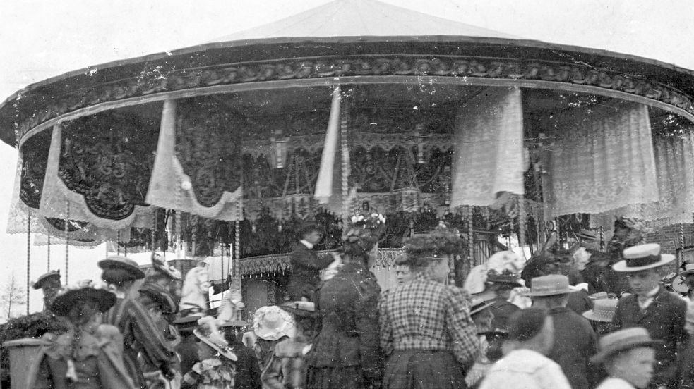 •Eine Aufnahme aus dem Jahr 1908: Festlich gekleidet erfreuen sich die großen und kleinen Marktbesucher am bunten Treiben. Foto: Archiv