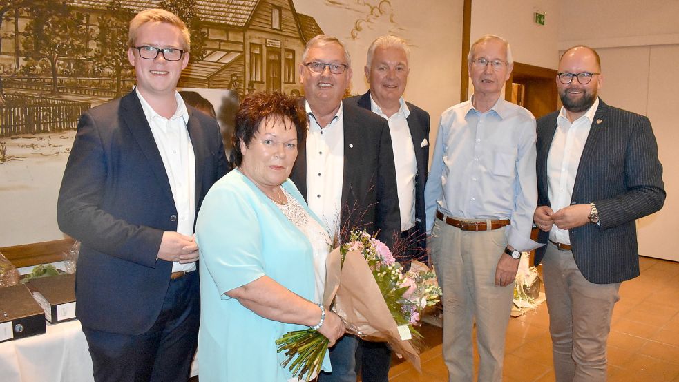 In den Garreler Saal „Zum Schäfer“ kamen über 100 Weggefährten. Darunter waren Lukas Reinken (von links), Ingrid und Karl-Heinz Bley, Christoph Eilers, Manfred Carstens und Cloppenburgs Landrat Johann Wimberg. Foto: Looschen