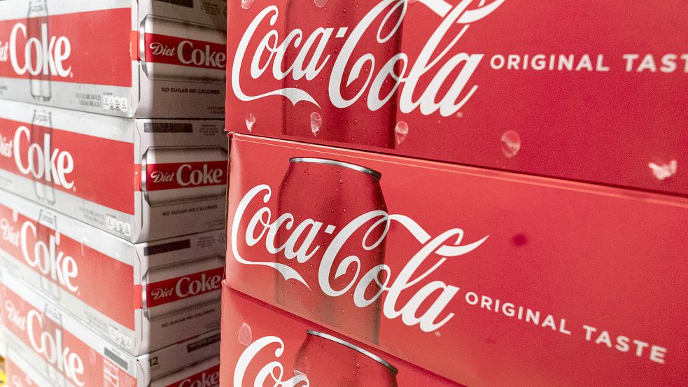 Coca-Cola hat die Preise angezogen. Das gibt Probleme. Foto: Lennihan/dpa