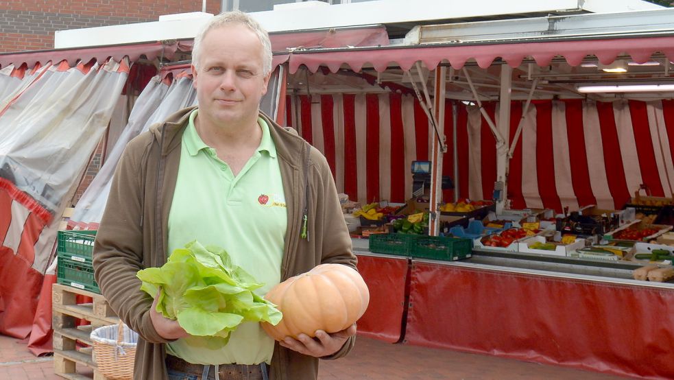 Christian Schuer, Obst- und Gemüsehändler aus Varel, ist einer von nur noch zwei verbliebenen Anbietern auf dem Wochenmarkt in Ramsloh. Neue Kollegen zu finden, ist nicht einfach. Fotos: Fertig