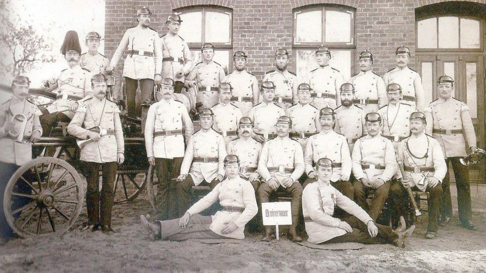 Die Aufnahme zeigt die Mitglieder der Freiwilligen Feuerwehr nach der Gründung im Jahr 1897 vor der Krämerschen Gaststube in ihren weißen Uniformjacken. Archivfoto: Feuerwehr