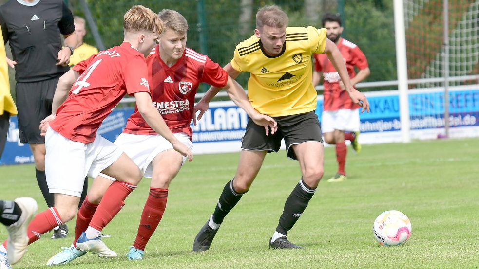 TuRa 07 Westrhauderfehn (rote Trikots) peilt den nächsten Heimsieg an. Foto: Damm