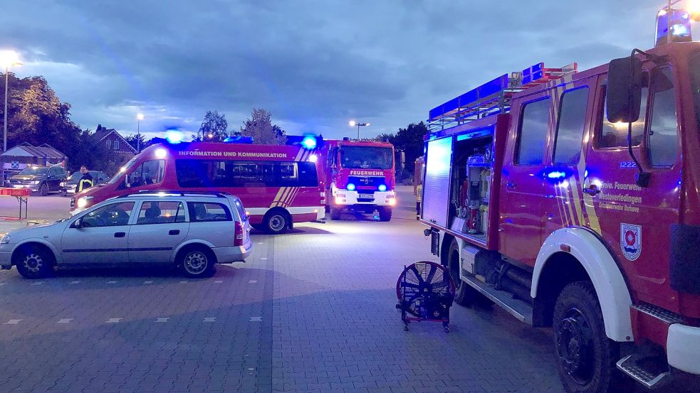 Insgesamt waren sieben Einsatzfahrzeuge vor Ort - drei des Gefahrgutzugs des Landkreises Leer und vier der Feuerwehr Ihrhove. Foto: Ammermann