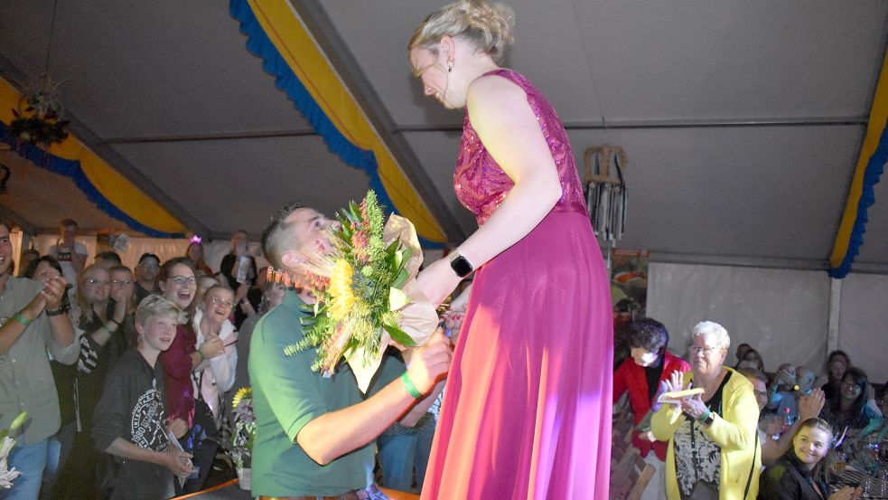 Jannes Schulte machte nach der Erntekönigin-Wahl in Klostermoor seiner Freundin Renate Mooy einen Heiratsantrag. Fotos: Zein