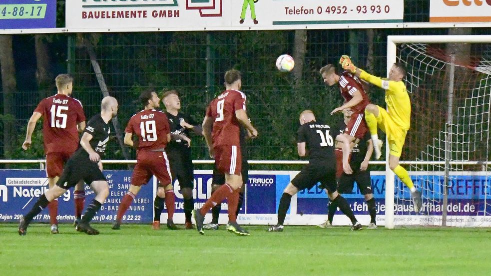 Viel los war vor dem Tor das SV Holtland. Foto: Damm