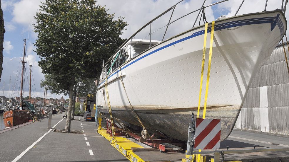 Aus Sicherheitsgründen musste das Boot aus dem Hafen geholt werden. Foto: Wolters