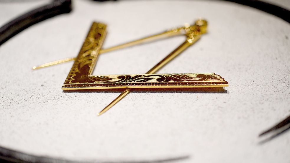 Ein Zirkel und ein Winkel, Symbole der Freimaurer, sind im Freimaurermuseum in Bayreuth ausgestellt. Foto: dpa/Ebener