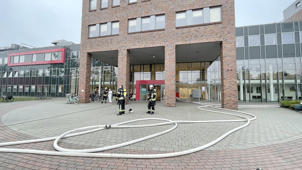 In der Ubbo-Emmius-Klinik Aurich hat es am Sonnabend gebrannt. Fotos: Feuerwehr