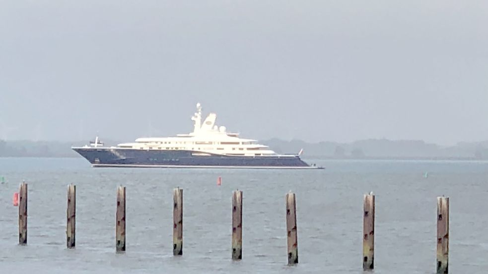 Die „Al Mirqab“ wartet darauf, das Störsperrwerk passieren zu können. Foto: Jürgen Kewitz