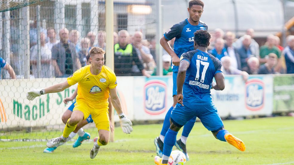 Weil Felix Bohe gesperrt war, stand der Ostfriese Marcel Bergmann auch im Ligaspiel gegen Kickers Emden im Ligator. Die Partie gewann sein Team Mitte August mit 4:0. Foto: Doden/Emden