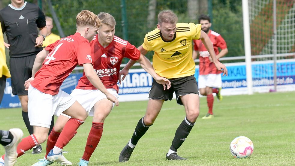 Marne Stührenberg (Mitte) wurde im Sommer aus der U23 in den Bezirksliga-Kader hochgezogen. Foto: Damm