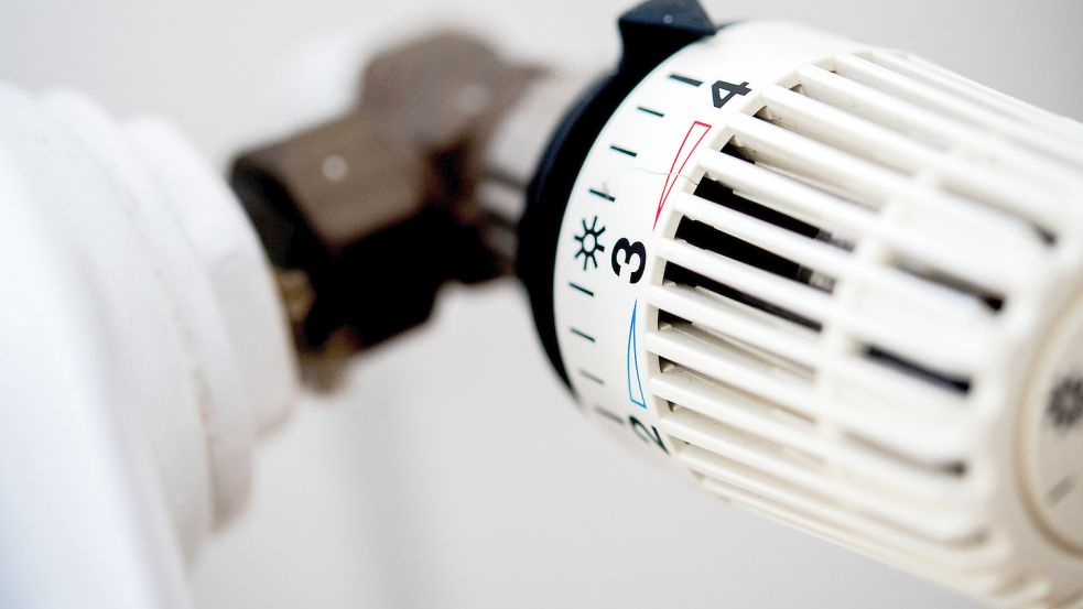 In einigen Gemeinden wird in öffentlichen Gebäuden künftig am Thermostat gedreht. Foto: Hauke-Christian Dittrich/DPA