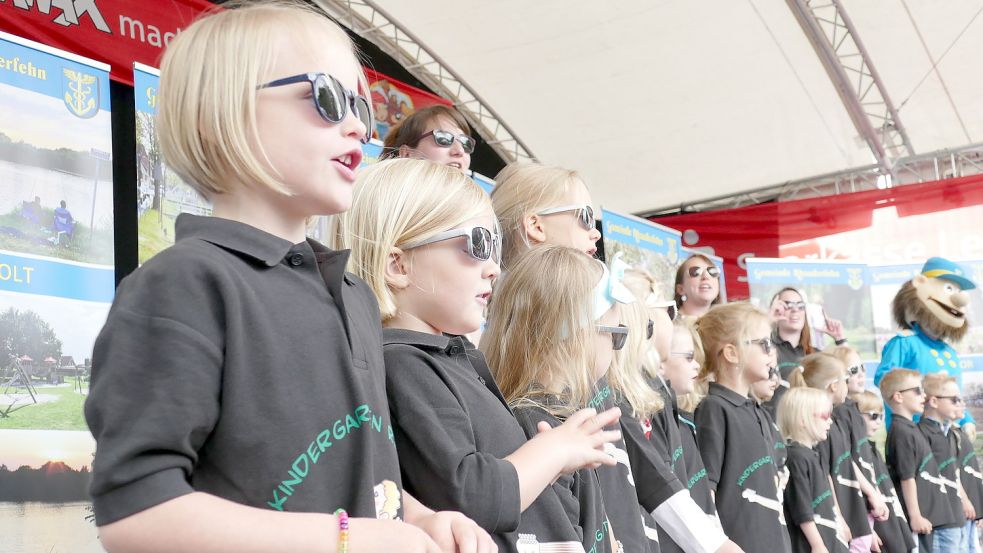 Die Gemeinden sind auch Träger von Kitas. Unser Foto zeigt Kindergartenkinder aus Rhauderfehn bei einem Auftritt. Archivfoto