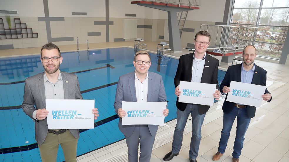 In Barßel gibt es ein Hallenbad. Unter dem Begriff „Wellenreiter“ haben die vier Kommunen Großefehn, Apen, Barßel und Wiesemoor (von links) Sven Lübbers, Nils Anhuth, Peter Rosendahl und Jens Erdwiens einen Ausbildungsbund für Fachangestellte für Bäderbetriebe. Archivfoto