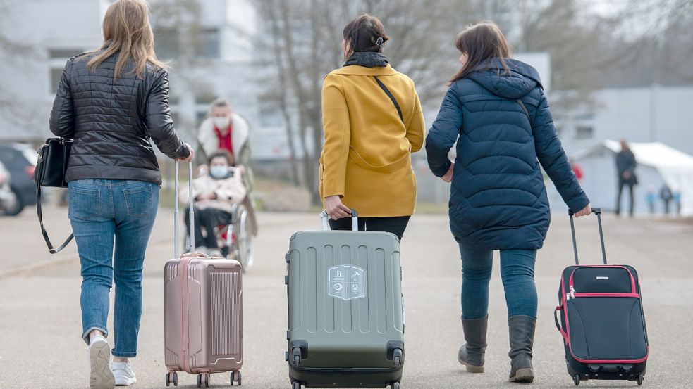 Der Flüchtlingsstrom aus der Ukraine reißt nicht ab. Hier gehen in Baden-Württemberg drei aus der Ukraine stammende Frauen in der Landeserstaufnahmestelle für Flüchtlinge zu ihrem Quartier. Auch aus anderen Krisengebieten kommen Asylbewerber. Die Kommunen sind bemüht, alle angemessen unterzubringen. Foto: Stefan Puchner / DPA