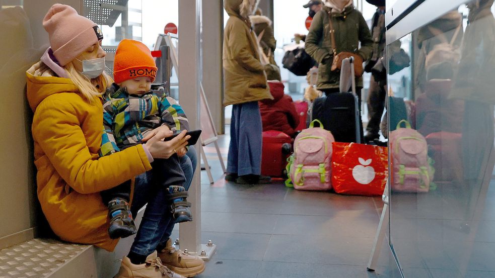Kriegsflüchtlinge aus der Region Kiew, angekommen auf dem Berliner Hauptbahnhof. Auch im Landkreis Cloppenburg werden im Herbst und Winter weitere aus der Ukraine geflüchtete Menschen erwartet. Asylbewerber aus anderen Krisengebieten müssen ebenfalls untergebracht werden. Foto: Koall/ DPA