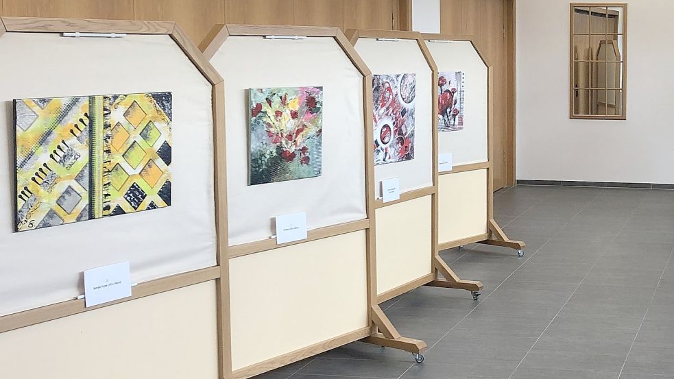 Die Bilder von Esther Simon sind im Rathaus-Foyer ausgestellt. Foto: Gemeinde Westoverledingen