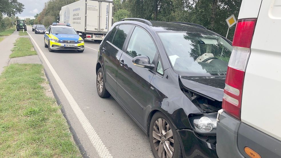 Das Fahrzeug der Unfallverursacherin war nicht mehr fahrbereit, der Wagen musste abgeschleppt werden. Foto: Ammermann