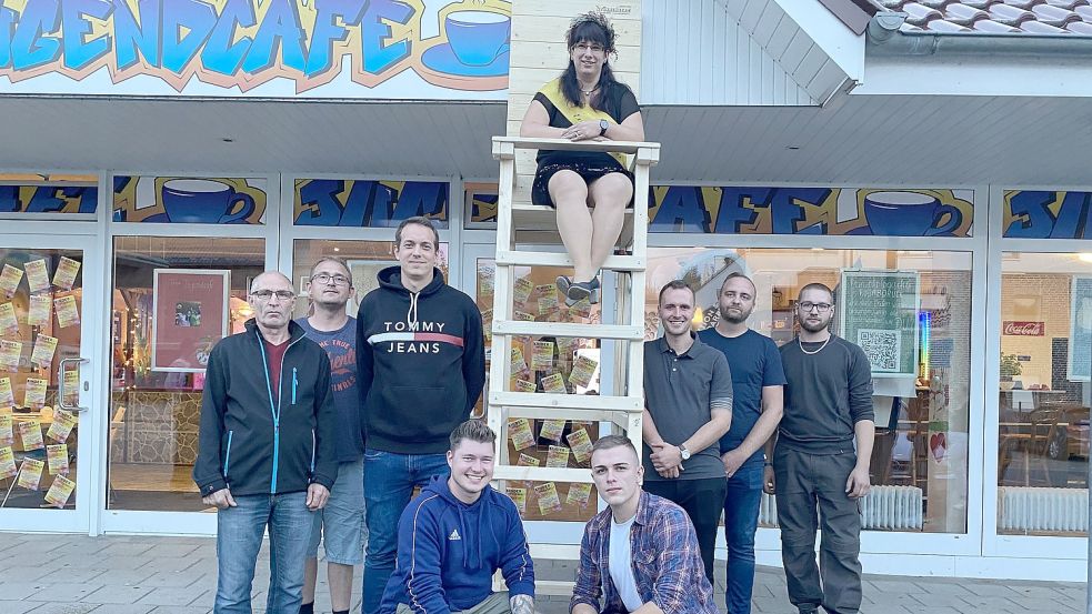 Das sind die Teilnehmer (von unten links): Walter Klinke, Sebastian Meyer, Kai Wilshusen, Lasse Hülshof, Hauke Graepel, Kai Goldsweer, Alexander Filippi und Tim Baumann. Auch mit von der Partie, aber nicht auf dem Foto sind Tobias Rümmele und Celina Lange. Die neue Erntekönigin Carola Feldmann hat auf dem Pfahl Platz genommen. Fotos: Hagewiesche