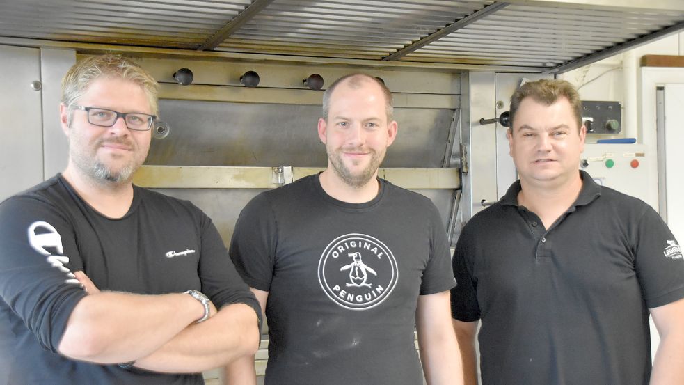 Noch wird in dem Ofen hinter Michel Cramer (von links), dessen Gasthaus von Bäckermeister Jannes Janssen und Fleischermeister Markus Leggedör beliefert wird, regelmäßig gebacken. Foto: Wehry