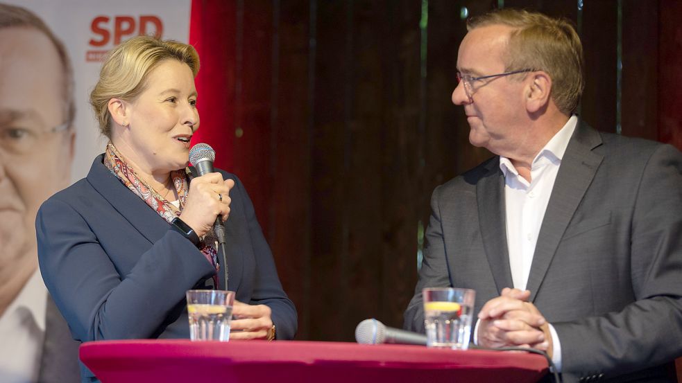 In Zeiten wie diesen müssen Menschen entlastet werden und die Unternehmen sowie auch unsere demokratische Grundordnung geschützt werden, waren sich Franziska Giffey und Boris Pistorius bei ihrem Auftritt am Büdchen einig. Foto: André Havergo