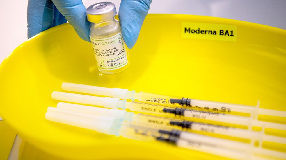 Spritzen mit dem neuen Spikevax Impfstoff von Moderna werden vorbereitet: Im Landkreis Cloppenburg werden jetzt erstmals die überarbeiteten Corona-Impfstoffe verimpft, die speziell gegen die Omikron-Variante BA.1 entwickelt wurden. Foto: Schuldt / DPA
