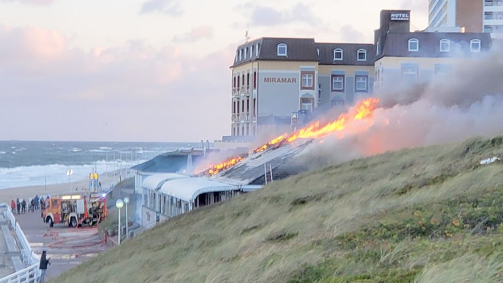 Das Restaurant „Badezeit“ auf Sylt steht in Flammen. Foto: Goerg Supanz