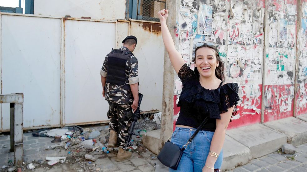 Die Bankräuberin Sali Hafiz auf einer Demonstration im Mai 2022. Foto: AFP/ANWAR AMRO