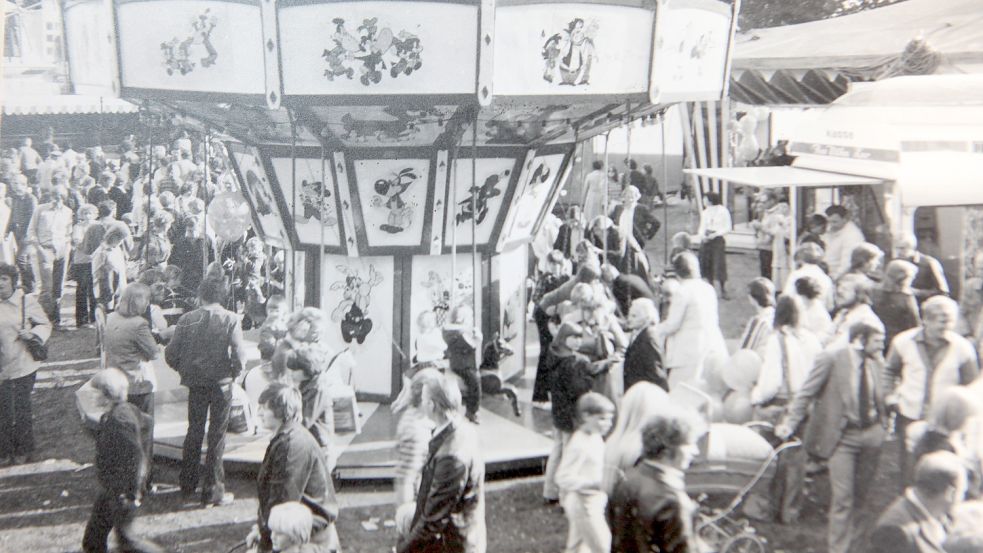 Das Foto vom Fehntjer Markt wurde in den 70er Jahren aufgenommen. Es zeigt noch den Schlackeplatz.