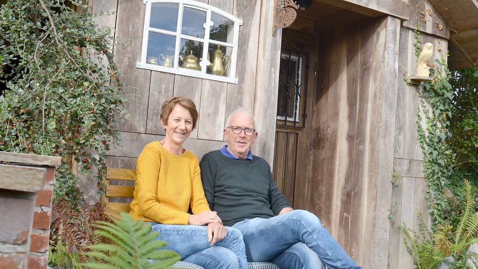 Künftig haben Annelen und Hans Heyens, die hier vor ihrer Hütte am Teich sitzen, ihren Garten wieder ganz für sich. Nach zehn Jahren Gartencafé endet am Ende September diese Ära im Hause Heyens. Fotos: Fertig
