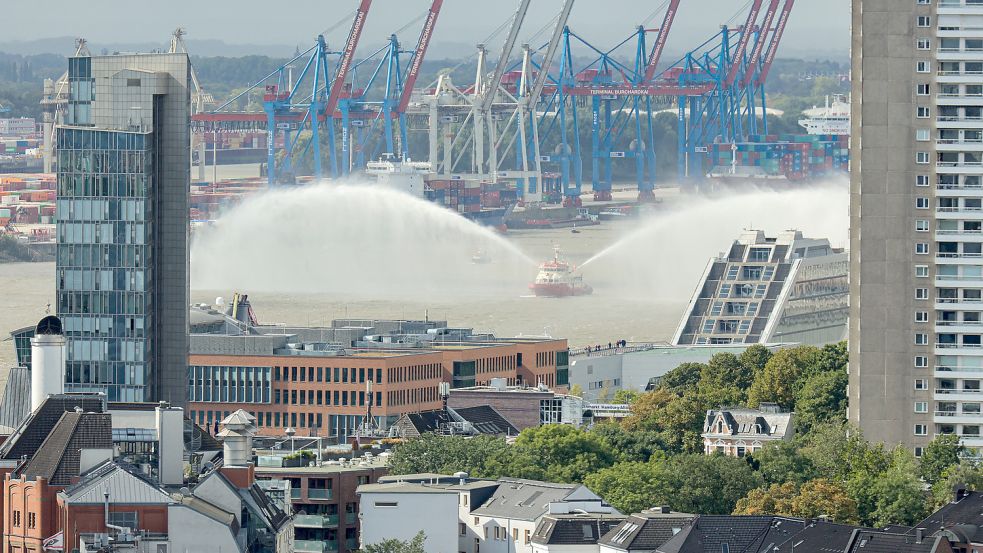 Einlaufparade zum 833. Hamburger Hafengeburtstag mit Wasserfontänen aus dem Feuerlöschboot. Foto: Ulrich Perrey