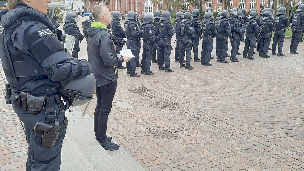 Bürgermeister Nikolas Häckel mit Polizisten vor Ort. Foto: Leifeld