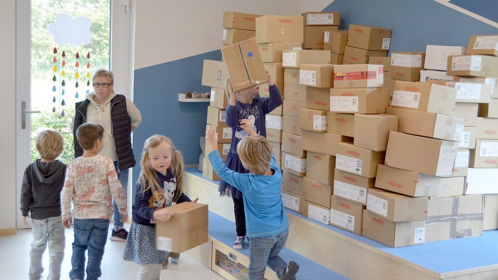 In der Bau- und Kreativbude ging es beim Kartons aufeinanderstapeln bei den Kindern hoch her. Foto: Weers