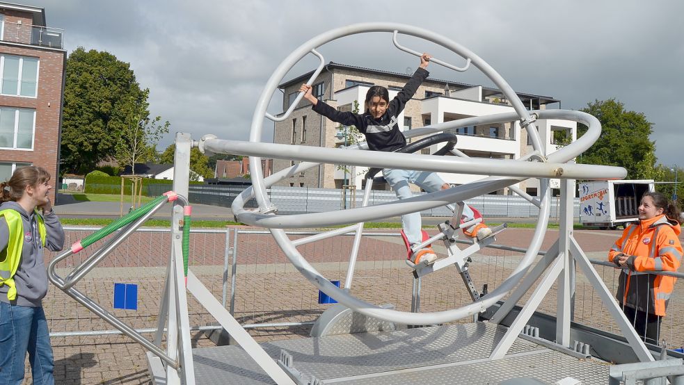 Liana drehte auf dem Marktplatz im Space-Trainer, den Helferinnen des Rhauderfehner Gemeindejugendrings betreuten.