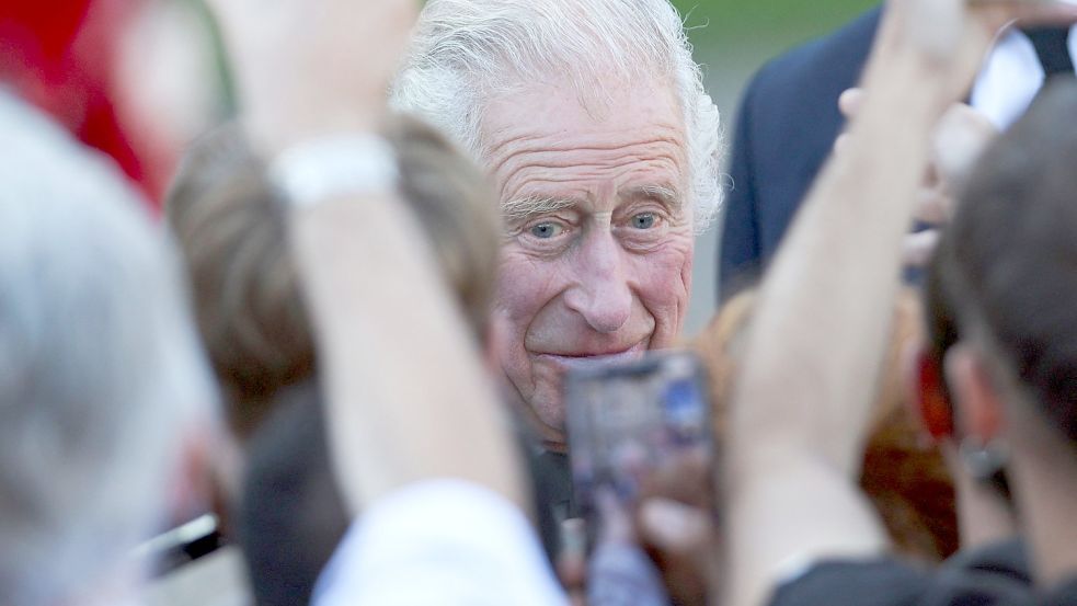 König Charles III. in Wales: Royal-Fans erlauben sich einen Witz mit einem Stift. Foto: ADRIAN DENNIS