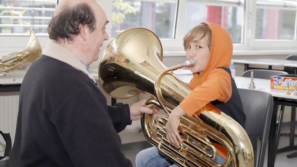 Dicke Backen an der Tuba macht der achtjährige Ludwig Schlangen (li)aus Scharrel mit Musiklehrer Julian Breen.Fotos: Passmann