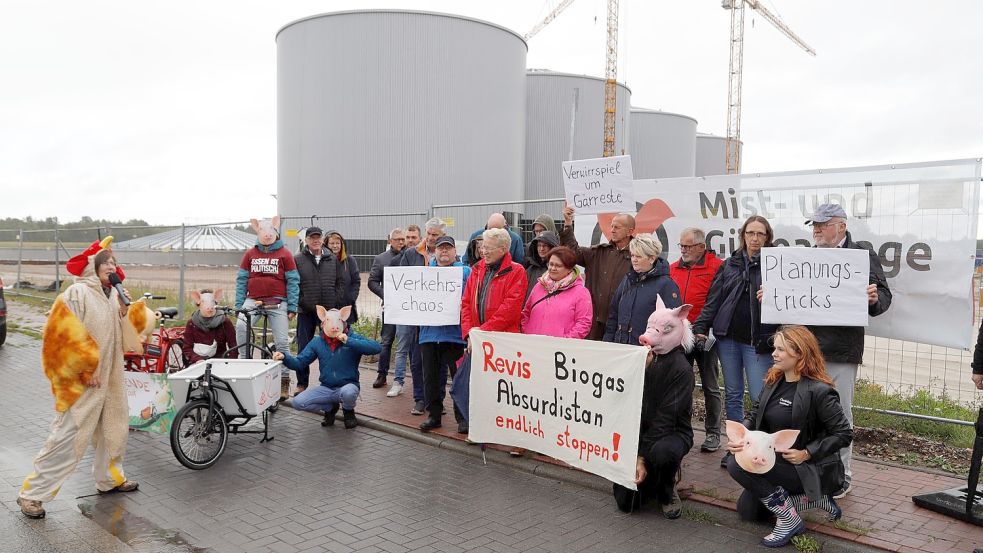 Mit Plakaten und in Tierverkleidungen demonstrierten am Sonntag Gülle-Gegner gegen den Bau der Biomethanlage der Revis im Industriepark c-Port. Foto: Passmann