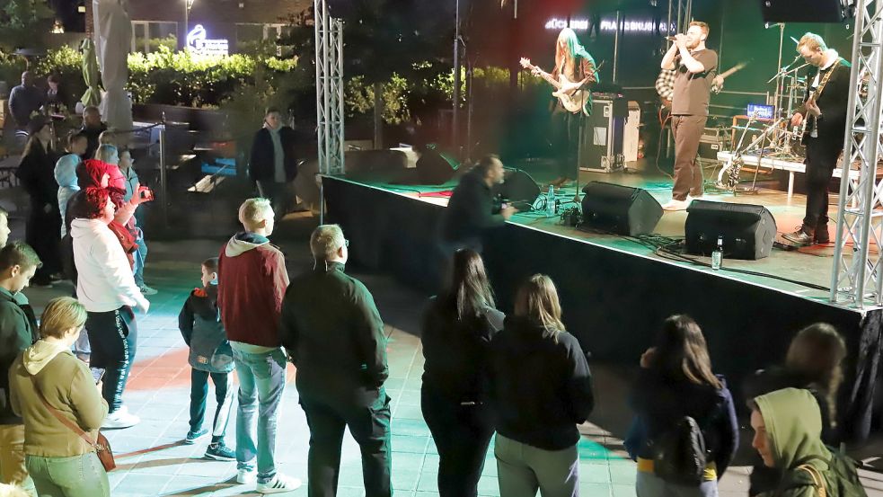 Etwa 1000 Leute kriegten beim Bandcontest am Samstagabend während des Eisenfestes in Friesoythe fette Beats auf die Ohren. Fotos: Passmann