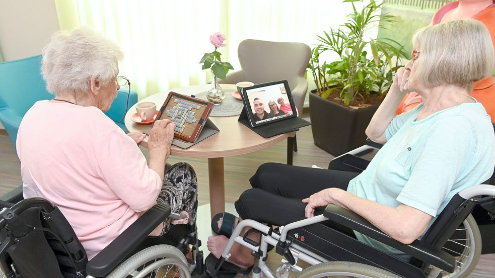 In vielen Seniorenheimen ist das Tablet inzwischen Teil des Alltags. Foto: Zucchi/DPA