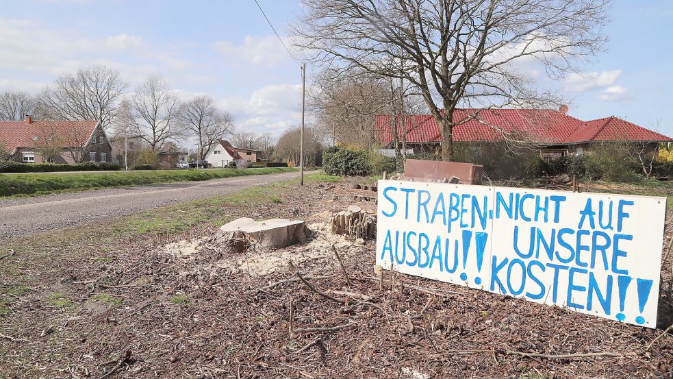 Die Anlieger der Straße An der Hinterwieke, die seit Jahrzehnten an einer unsanierten Straße lebten und damit zurechtkamen, protestierten 2021 öffentlich, jetzt zu Straßenausbaubeiträgen herangezogen zu werden.
