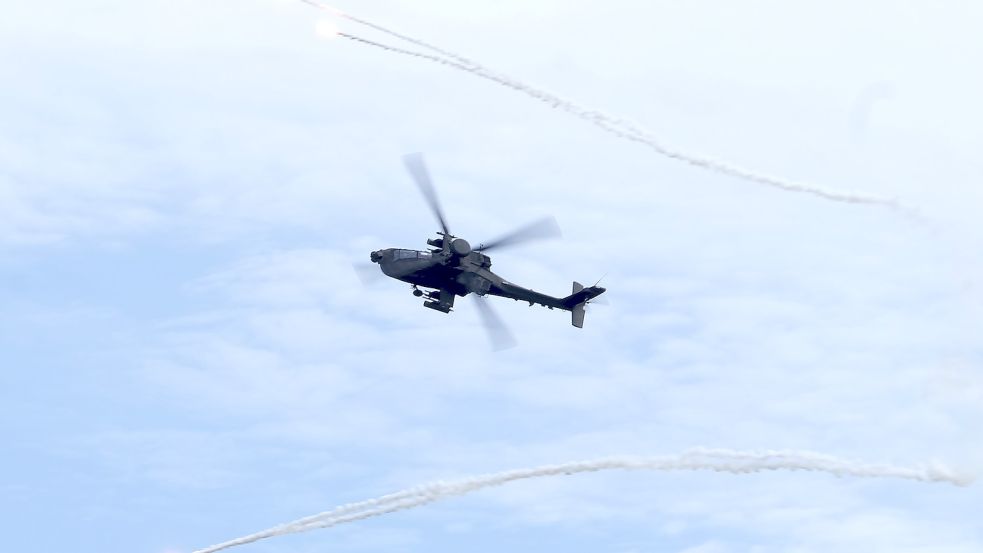 Gerüstet für einen chinesischen Angriff? Ein taiwanesischer Apache-Hubschrauber wirft während einer Militärübung Täuschungsbomben ab. Foto: picture alliance/dpa/AP