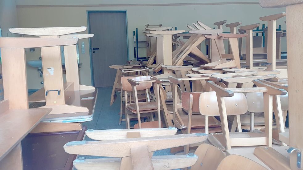 Die Klassenräume in Burlage werden als Lager genutzt. Jetzt muss alles raus. Foto: Scherzer