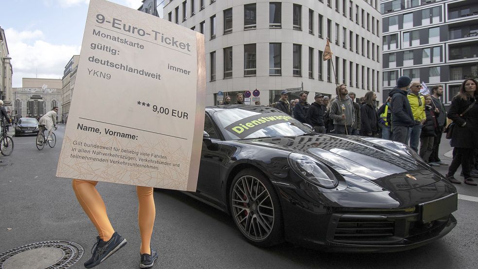Greenpeace-Werbung für das 9-Euro-Ticket vor der FDP-Zentrale in Berlin Foto: Paul Zinken / dpa