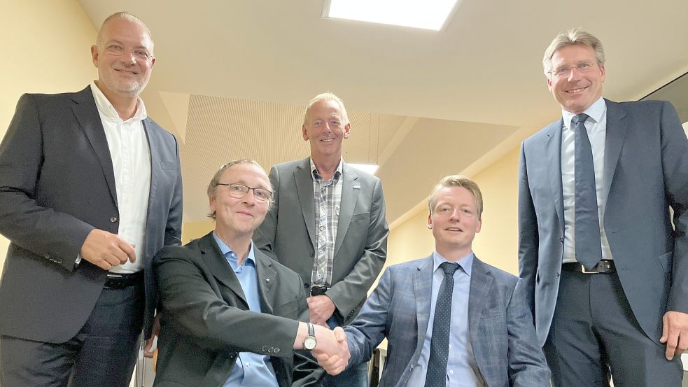 Der bisherige Vorsitzende Jann Meeuw (2. von links) übergab sein Amt an Christian Brahms (2. von rechts). Auch der bisherige Schatzmeister Erhard Meyer (mitte) gab sein Amt an Holger Franz (links) ab. Frank Böse (rechts) übernahm den Posten des stellvertretenden Vorsitzenden. Foto: Kierstein