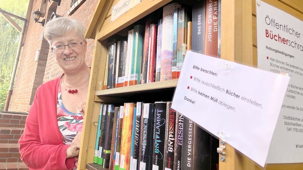 Antje Hamer-Hümmling, Leiterin der Stadtbibliothek Leer, zieht ein Zwischenfazit zum Bücherregal. Foto: Kierstein