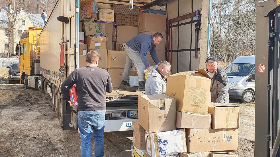 Es wird wieder ein LKW mit Hilfsgütern gefüllt, der in Stronie Slakie die Not der Menschen lindern soll. Foto: privat