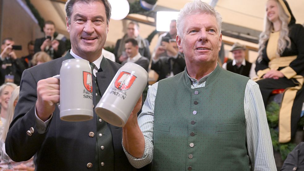 Am Samstag eröffneten Bayerns Ministerpräsident Markus Söder (CSU, links) und Münchens Oberbürgermeister Dieter Reiter (SPD) das Münchener Oktoberfest - ohne Masken. Foto: dpa/Sven Hoppe