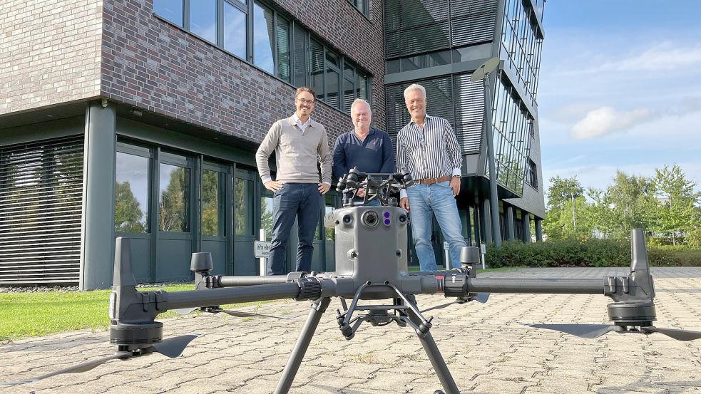 Tobias Kesekamp, Ian Cartwright und Dirk Specht wollen in dem neuen Standort in Emden die autonomen Drohnen produzieren. Foto: Kierstein